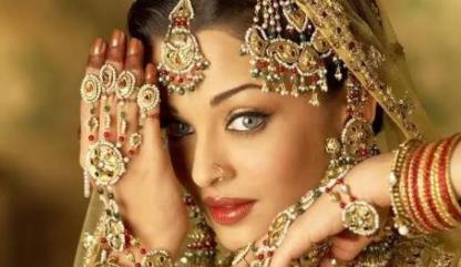 盤點印度人的禁忌 額頭上的紅點稱作Bindi(吉祥痣)