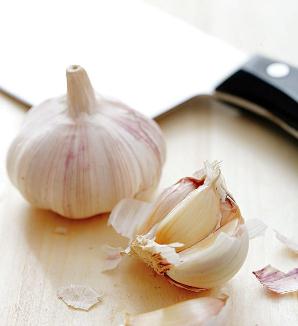 怎樣剝大蒜去皮更容易?大蒜去皮的方法妙招:用菜刀拍大蒜法去皮