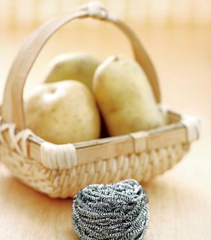 土豆怎么去皮?土豆去皮方法,怎樣給土豆去皮妙招:鋼絲球輕搓去土豆皮