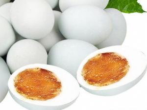 如何讓咸鴨蛋出油多?怎樣快速腌制流油的咸鴨蛋