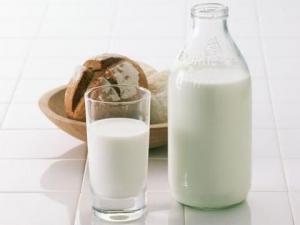 如何快速鑒別摻假牛奶？鑒別牛奶摻假的方法