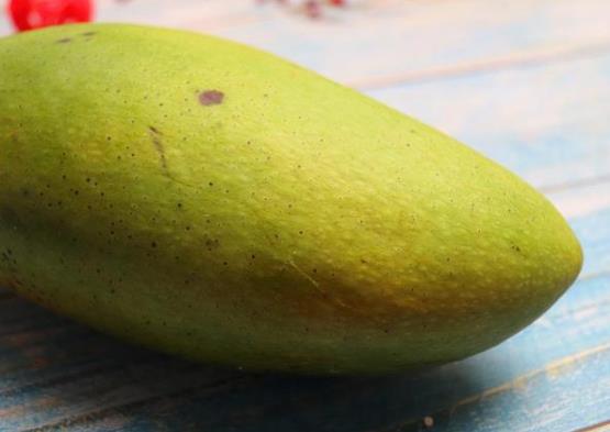 大青芒果硬的能直接吃嗎 怎么辨別青芒果熟沒(méi)熟 催熟青芒果妙招