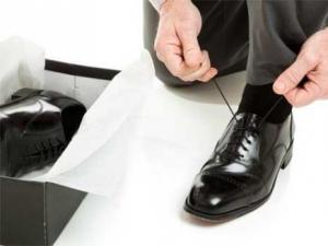 新皮鞋磨腳怎么辦?新皮鞋磨腳后跟簡單解決辦法