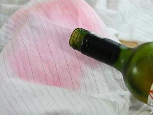 如何輕松洗掉衣服上的“頑固”紅酒漬?