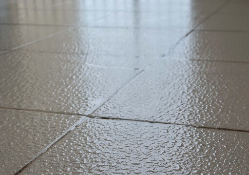 回南天衣物如何防潮?回南天墻上發霉怎么處理