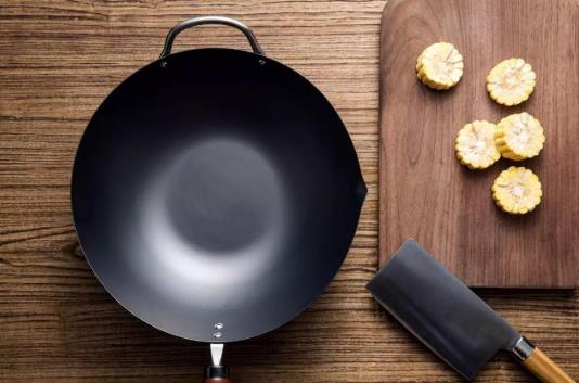 為什么新鍋開鍋有些地方是黑的?鐵鍋有黃色的是鐵銹嗎