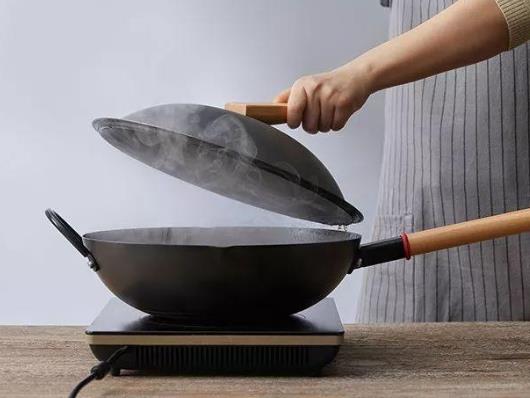 為什么新鍋開鍋有些地方是黑的?鐵鍋有黃色的是鐵銹嗎