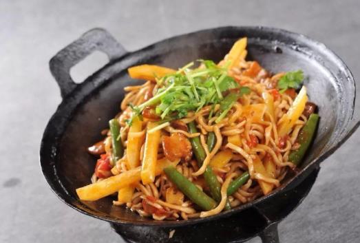 為什么新鍋開鍋有些地方是黑的?鐵鍋有黃色的是鐵銹嗎