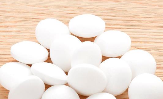 樟腦丸可以殺蟑螂嗎?樟腦丸有毒嗎?