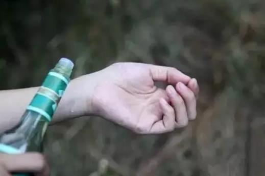 花露水和風油精一起用能不能催情?花露水噴在電風扇上可以變涼嗎?