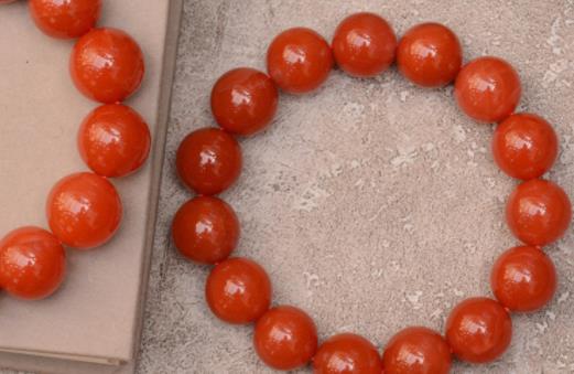 南紅瑪瑙有白點(diǎn)嗎 瑪瑙怎么看染沒染色