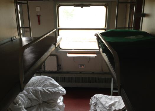 火車上鋪睡兩個人會塌嗎?火車硬臥晚上會不會關門