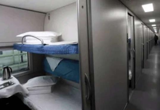 火車上鋪睡兩個人會塌嗎?火車硬臥晚上會不會關門