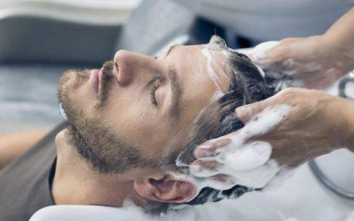 頭發多久洗一次 頭發出油是濕氣重嗎