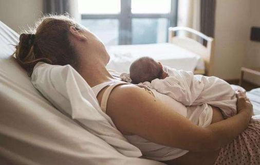 春天月子60天可以碰涼水嗎 春天月子里適合蓋蠶絲被子嗎