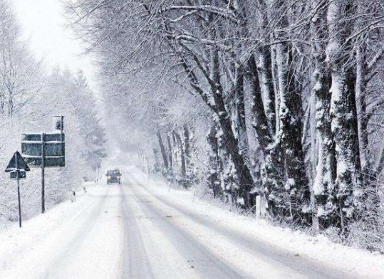 雪地上開車踩剎車有異響正常嗎?下雪天開車怎樣防滑?