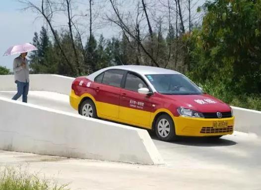 學(xué)車(chē)時(shí)不要跟教練聊太多什么意思?學(xué)車(chē)是不是容易愛(ài)上教練