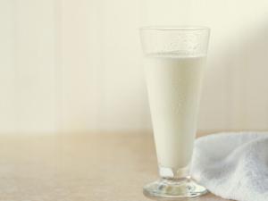 寶寶多大可以喝牛奶?寶寶喝牛奶過敏腹脹怎么辦