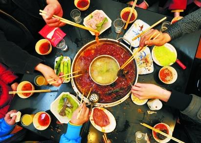 吃火鍋注意事項:吃火鍋盡量不要選擇海鮮口味醬料