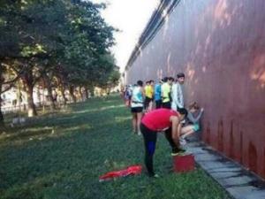 尿紅墻是什么意思?北京馬拉松賽選手如廁難