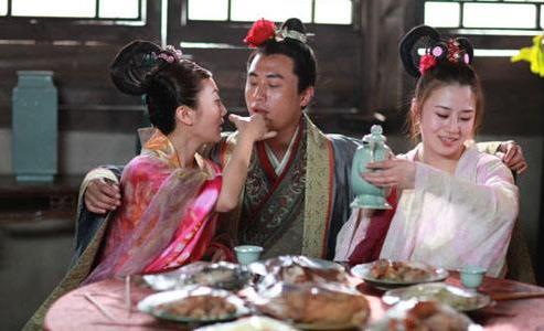 典出《金瓶梅》,西門慶和他的手下人的老婆亂搞,被潘金蓮數落,說他“劈腿”慣了。