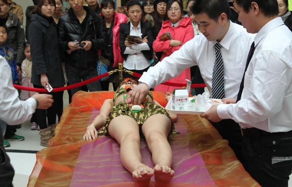 大連佳兆業廣場一飯店在美食節上推出“女體盛”