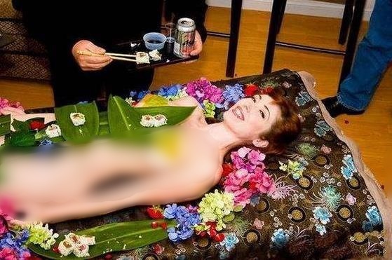 日本人體盛宴是什么意思?在裸女身上吃女體盛宴?藝伎必須是處女