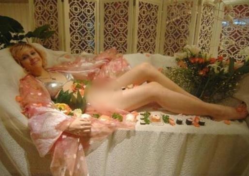 美食之鄉揚州鬧市區一家淮揚菜餐飲企業晚上推出疑似“人體盛”招徠食客