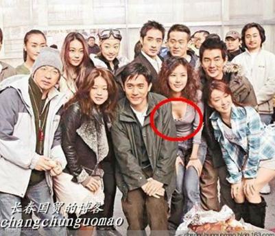 曝王石新歡田樸珺曾強吻羅伯特巴喬,合影胸蹭影帝梁朝偉