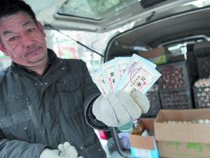 店拆了誠信仍在,雞蛋哥冬日守街頭兌換雞蛋票