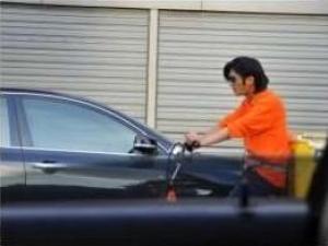 謝霆鋒送外賣:杭州街頭出現外賣哥酷似謝霆鋒