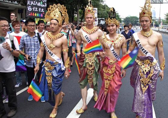 臺(tái)灣5萬(wàn)名同性戀大游行,呼吁同志要婚姻平權(quán),也要伴侶多元
