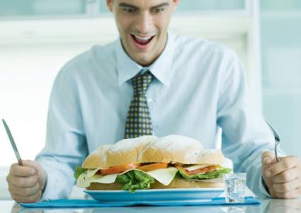 吃太飽有哪些危害:吃得太飽易得十種病