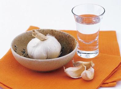 怎樣剝大蒜去皮更容易？大蒜去皮的方法妙招：清水浸泡法去皮