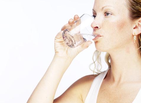 早上空腹喝淡鹽水好嗎?早上空腹喝什么水最好