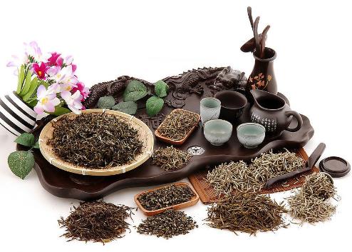 夏天喝什么茶好?黑白紅綠茶功效各不同