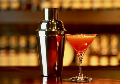 喝酒時邊喝水不容易酒醉-怎么喝酒不容易醉？