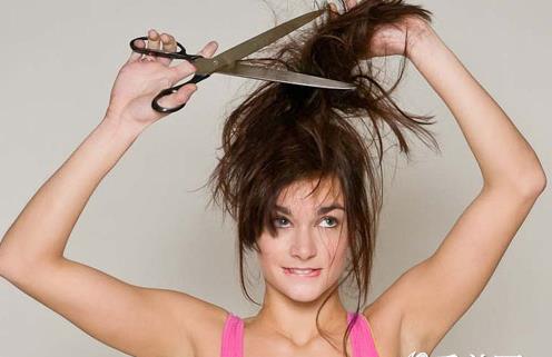 頭發(fā)干枯毛躁怎么辦?干枯分叉頭發(fā)護(hù)理