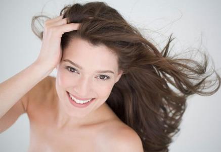 頭皮干燥是頭屑產生根源嗎?指腹按揉頭皮清潔最好