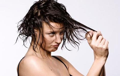 頭發(fā)油油的是什么原因呢?頭發(fā)頭皮油油的怎么辦