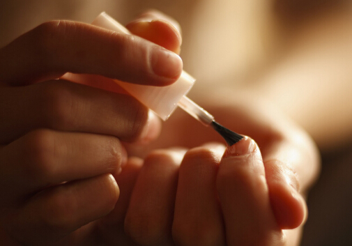 怎么減少指甲油對人體的危害?如何選購質量好的指甲油