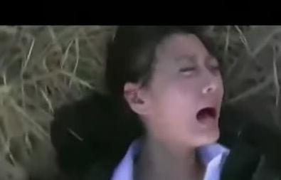 抗日劇《箭在弦上》女角遭輪奸后褲子自動穿上射殺日軍