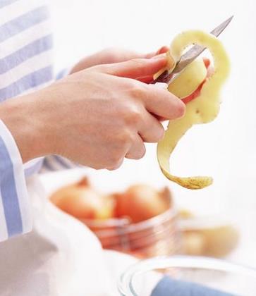 寶寶喂養誤區:蔬菜水果削皮吃衛生