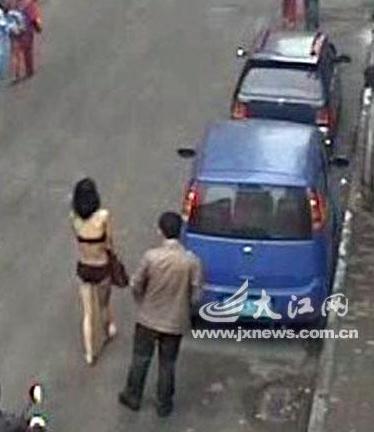 南昌吸毒男子吸毒后扒光女子衣服游街,民警用鋼叉制服