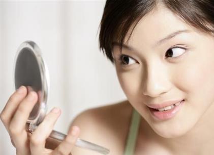 照鏡子比真實的自己好看？專家稱心情好更加分