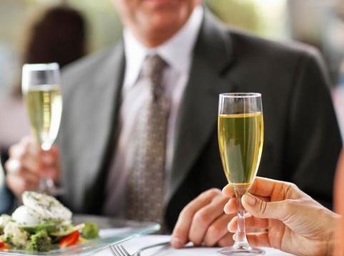 敬酒禮儀:怎樣給比自己身份高的人敬酒