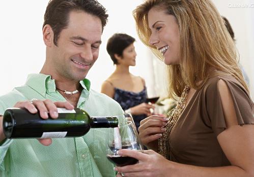 酒桌禮儀常識(shí)：斟酒敬酒禮儀應(yīng)該注意哪些