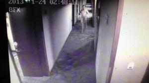 絕癥男子約女網友開房被騙，被偷包裸身出房追回，奪下對方兇器打跑4人