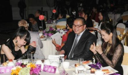 吳莫愁與伊能靜同桌，吳莫愁被網友調侃“笑比哭還難看”(圖)