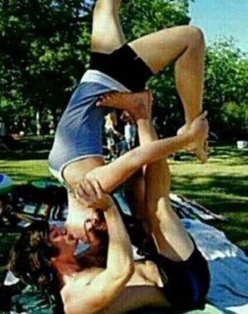 外國(guó)高難度情侶合照走紅,引發(fā)無(wú)數(shù)網(wǎng)友爭(zhēng)相模仿花樣百出